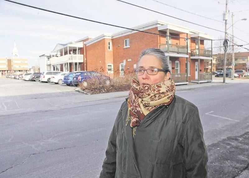 Andrée Rochon, agente de développement de Logemen’mêle, fait campagne contre le projet de démolition de trois édifices à logements longeant la rue Marguerite-Bourgeoys, au centre-ville