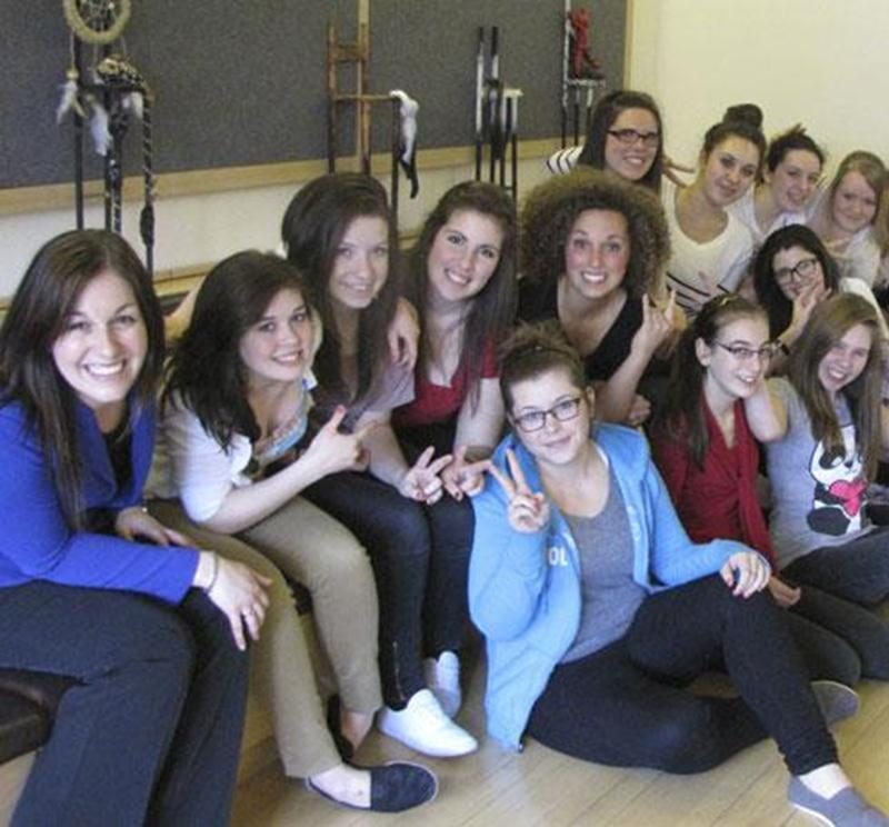 La députée de Saint-Hyacinthe-Bagot, Marie-Claude Morin (à l'extrême gauche), a rencontré un groupe d’élèves en troisième secondaire du Collège Saint-Maurice qui a participé au programme de Société éducative de visites et d’échange au Canada (SEVEC), un échange culturel et linguistique avec des élèves de l'Ouest du Canada. Les filles ont partagé leurs apprentissages, leurs expériences, leurs anecdotes de voyage et leurs souvenirs de la petite ville de Nelson, en Colombie-Britannique, avec Marie-