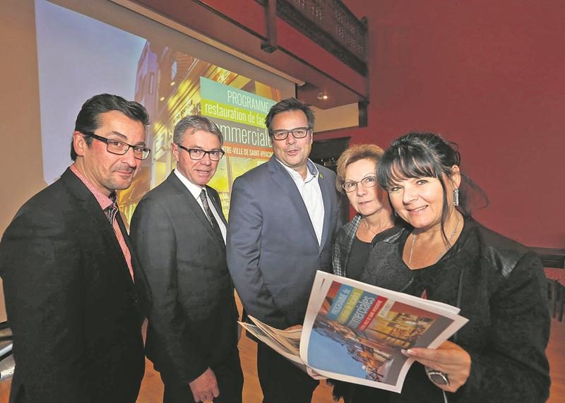 Simon Cusson, directeur général de la SDC du centre-ville, le maire de Saint-Hyacinthe, Claude Corbeil,  Claude Rainville, directeur du développement commercial à Saint-Hyacinthe Technopole, Sylvie Adam, conseillère municipale du district Cascades et Lynda Cadorette, chef de la Division planification du Service de l’urbanisme ont pris part au lancement du nouveau programme d’aide financière à l’embellissement des façades commerciales au centre-ville.  Photo Robert Gosselin | Le Courrier ©