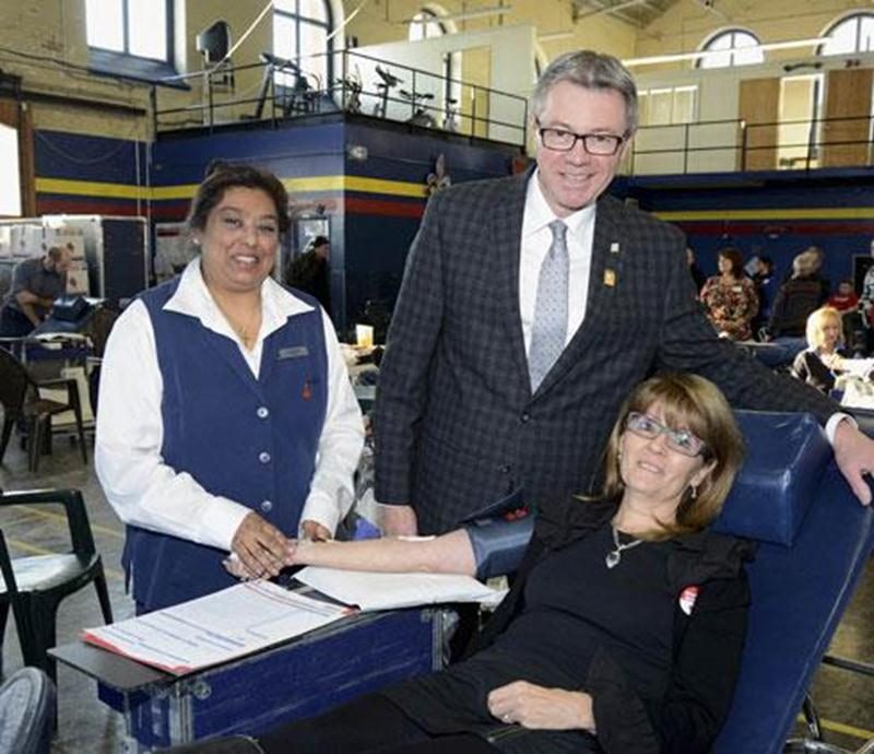 Suzanne Lépine, la conjointe du maire Claude Corbeil, a profité de la collecte de son mari pour offrir son premier don de sang. Au total, 348 personnes l'ont imitée.