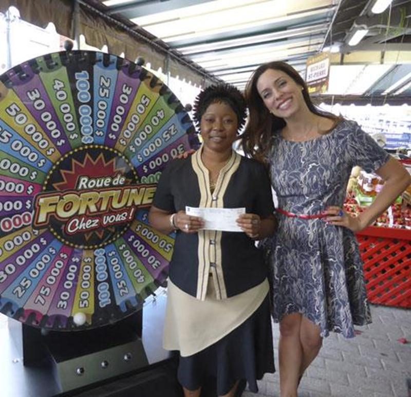 La Roue de fortune chez vous! était de passage à Saint-Hyacinthe, où habite Manabedou Aleyao Zato qui a eu la chance de tourner la Roue. C’est dans une ambiance festive que cette chanceuse a mis la main sur un lot de 50 000 $. Sur la photo, l’heureuse gagnante (à gauche) est tout sourire aux côtés de la sympathique animatrice Anick Dumontet. La capsule, mettant en vedette cette gagnante qui a tourné la Roue, sera diffusée à TVA, après l’émission Salut Bonjour! Week-end du dimanche 15 septembre,
