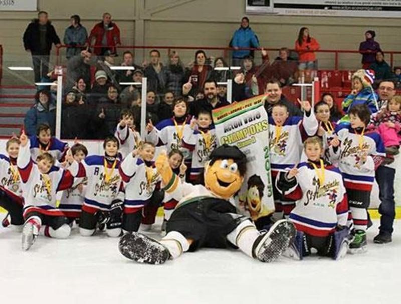Les Riverains de Saint-Hyacinthe atome B ont remporté le tournoi d’Acton Vale. La finale a pris une tournure dramatique lorsque la prolongation a été nécessaire afin de départager le Grizzly Nordiques de Sainte-Julie et les Maskoutains. Ces derniers ont gagné par la marque de 2 à 1. Devant famille et amis, ces jeunes hockeyeurs ont mis la main sur la médaille d'or grâce à leur travail d'équipe et à leur persévérance.