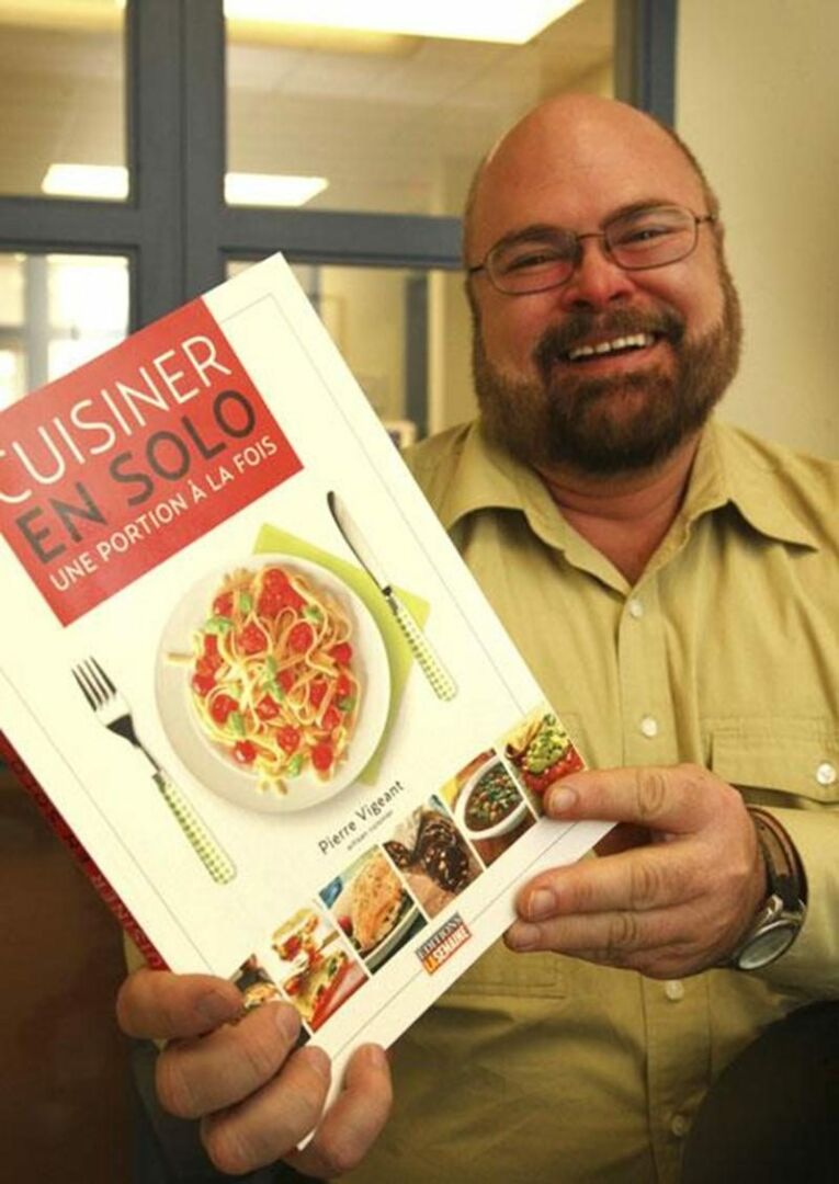 Pierre Vigeant, artisan cuisinier, a lancé son premier livre de cuisine <em>Cuisiner en solo</em>.