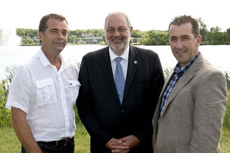 Le ministre Pierre Arcand, entouré de Sylvain Michon, président de l’Organisme de bassin versant de la Yamaska (à gauche) et de Paul Sarrazin, président de la Fondation pour la sauvegarde des écosystèmes du territoire de la Haute-Yamaska.