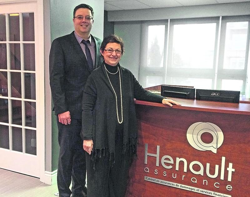 On reconnaît sur la photo, Benoit Hénault, président d’Hénault Assurances et Jeanne d’Arc Tremblay, ancienne propriétaire de J & R Tremblay.