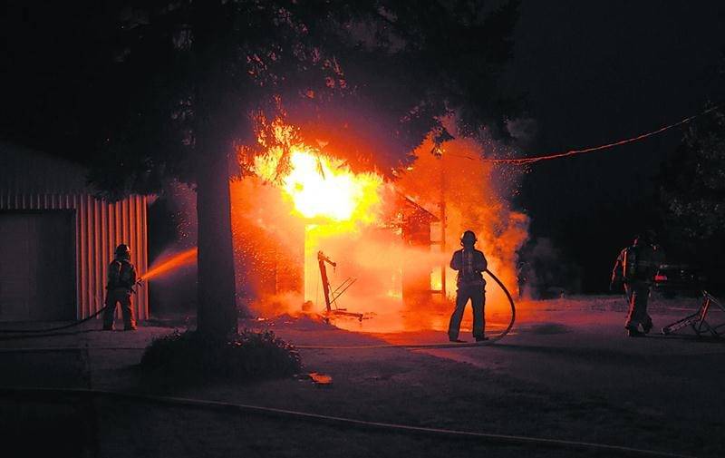 L’explosion d’un VTT a enflammé un garage résidentiel de la rue Principale à Saint-Dominique, brûlant au passage le propriétaire. Photo Bruno Beauregard