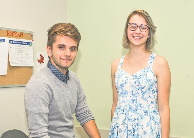 Gabriele Sarti du RÉÉCSH et Éloïse Johnson de l'AEMVQ ont présenté les revendications des étudiants maskoutains en vue des prochaines élections municipales. Photo François Larivière | Le Courrier ©