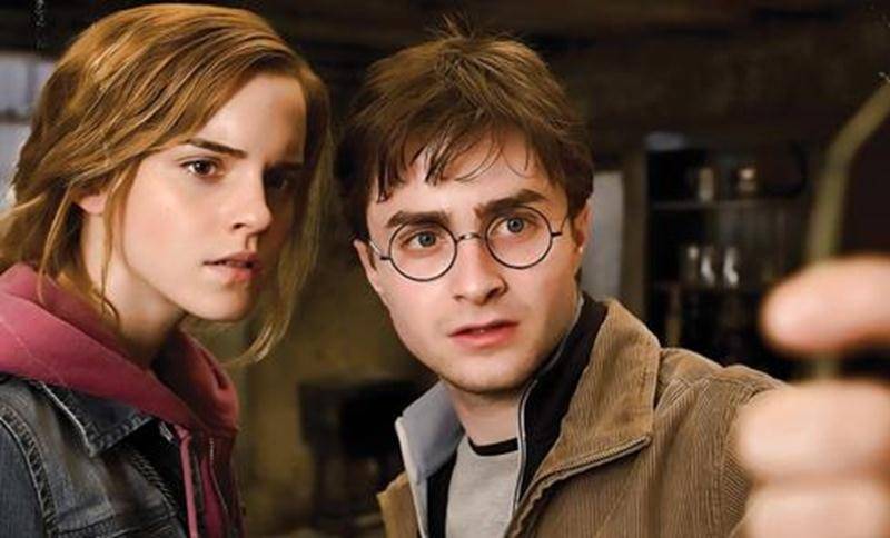 Hermione Granger (Emma Watson) et Harry Potter (David Radcliffe) se préparent à combattre pour une dernière fois Lord Voldemort (Ralph Fiennes).