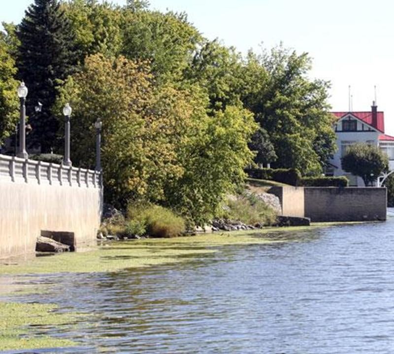 Le mur de soutènement de la terrasse Louis-Côté (à gauche) doit être prolongé jusqu'à l'autre mur existant au bord de la rivière Yamaska afin de consolider le talus, de même que les fondations de la rue Girouard Ouest.