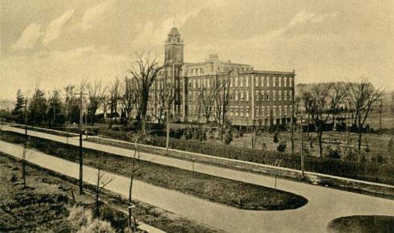 Le Collège Sacré-Coeur, après 1915. Devant, le tracé de ce qui allait devenir le boulevard Laframboise.