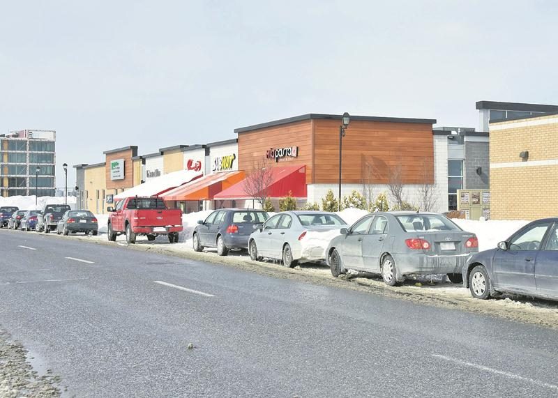 Plusieurs voitures étaient stationnées en bordure du boulevard Casavant Est lors du passage du COURRIER le 16 mars.   Photo François Larivière | Le Courrier ©