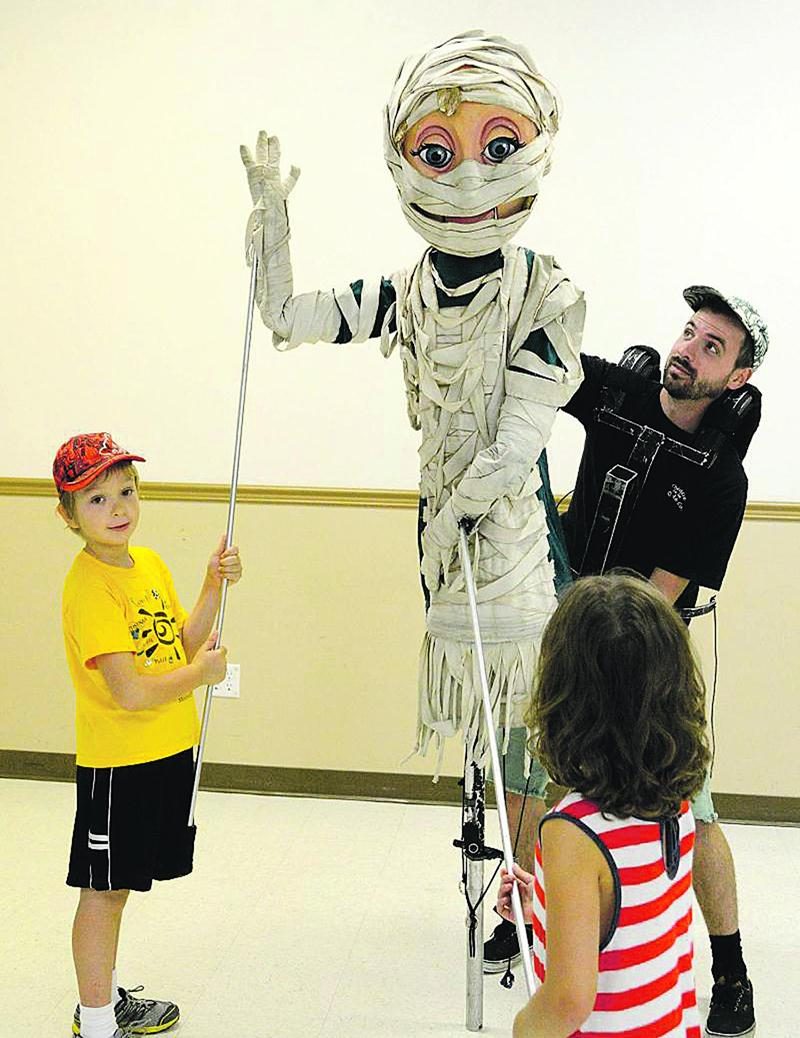 Les enfants ont eu beaucoup de plaisir avec les animateurs du Théatre de la Dame de Coeur.  Photo François Larivière | Le Courrier ©