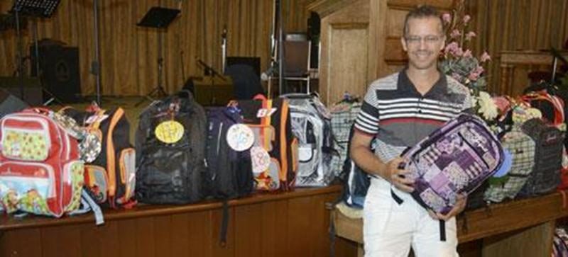 Le pasteur Guy Gosselin et la coordonnatrice Josianne Charbonneau (absente sur la photo) ont offert des sacs à dos remplis d'effets scolaires à plusieurs jeunes de Saint-Hyacinthe.