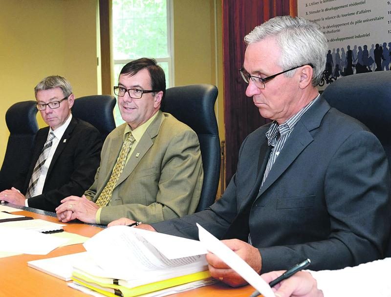 Le maire de Saint-Hyacinthe, Claude Corbeil, le directeur général, Louis Bilodeau et le directeur du service des Finances, Michel Tardif ont présenté les grandes lignes du rapport financier 2014. Photo François Larivière | Le Courrier ©