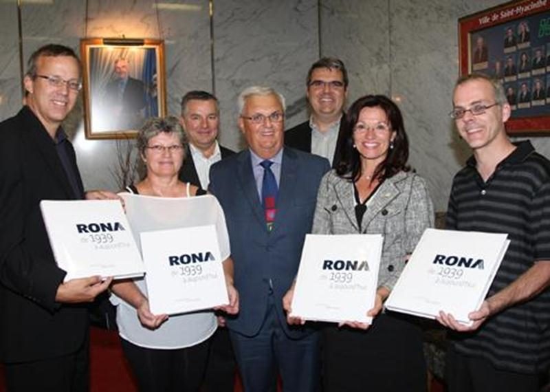André H. Gagnon, marchand Rona de Saint-Hyacinthe, était de passage à l'Hôtel de Ville de Saint-Hyacinthe le 24 août afin de remettre quelques exemplaires du livre relatant la petite histoire de la société Rona. Il est possible d'emprunter les livres Rona de 1939 à aujourd'hui dans les bibliothèques municipales de la Ville.
