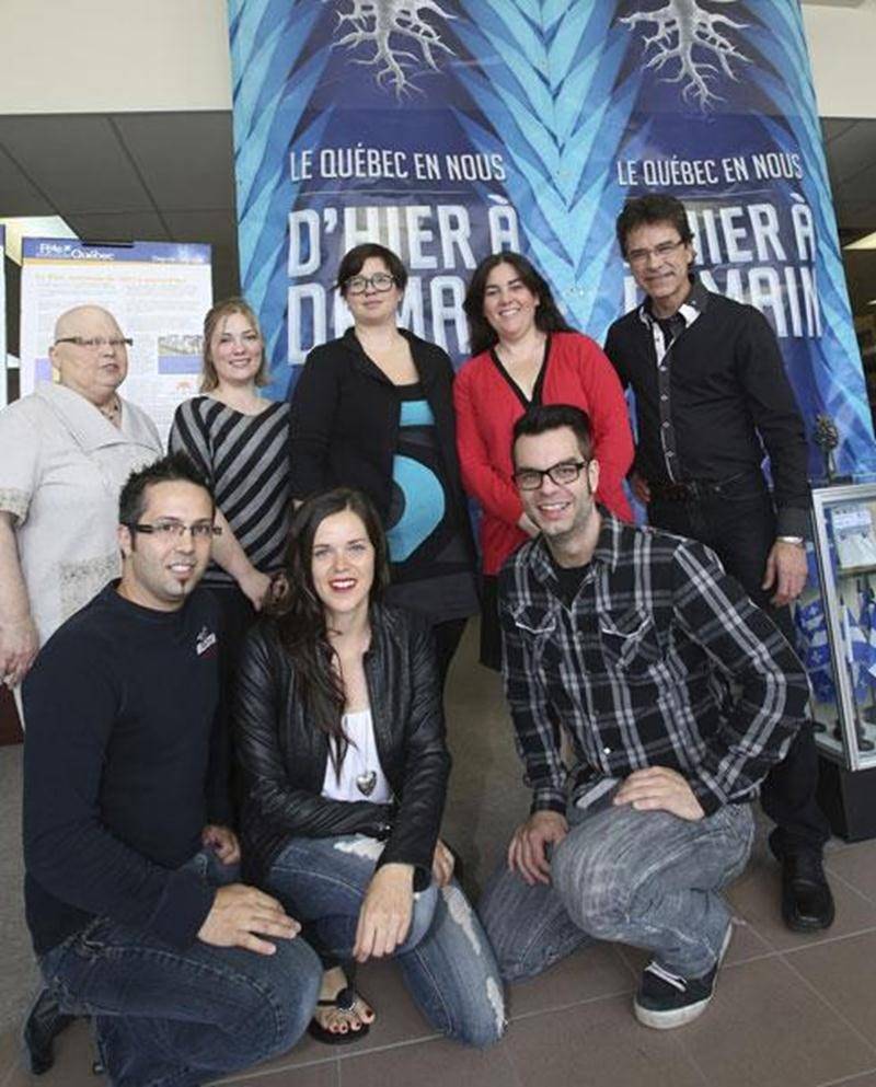 Le comité organisateur de la Fête nationale du Québec à Saint-Hyacinthe avec les membres du groupe Karma (à l'avant) et le chanteur Yvan Pion (à l'arrière, à droite).