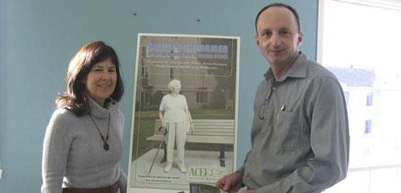 Hélène Plourde et Roger Lafrance, respectivement rédactrice de la brochure et responsable du volet Logement et coordonnateur de l’ACEF Montérégie-est, présentent la toute nouvelle brochure à l'intention des aînés « Mieux s’informer avant de choisir une résidence privée ».