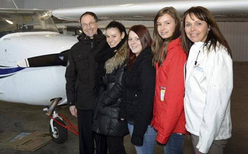 C'est à bord d'un appareil comme celui-ci que les étudiantes Karen Moquin-Fleury, Carolane Bilodeau et Naïla Verret ont eu l'occasion de prendre les commandes l'an dernier. Elles sont accompagnées d'André Morin, propriétaire de l'école de pilotage Aviation DM et de Johanne Bédard, instigatrice de l'activité.