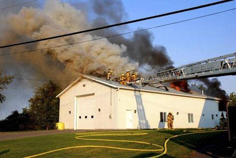 Les pompiers ont lutté contre les flammes durant quatre heures avant de les maîtriser complètement.