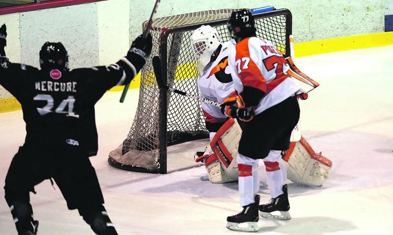 Pour une troisième fois en quatre rencontres cette saison, les Gaulois ont eu le meilleur face aux Cantonniers. Photo Robert Gosselin | Le Courrier ©
