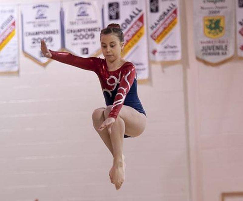 Léanne Lavoie s'exécute à la poutre lors de la deuxième sélection provinciale de gymnastique artistique.
