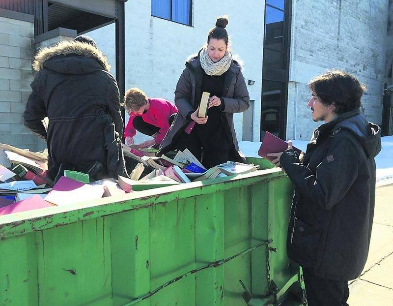 Des étudiants du Cégep de Saint-Hyacinthe ont tenté de donner une 2e vie aux centaines de livres envoyées au recyclage par l’établissement scolaire. Photo Facebook