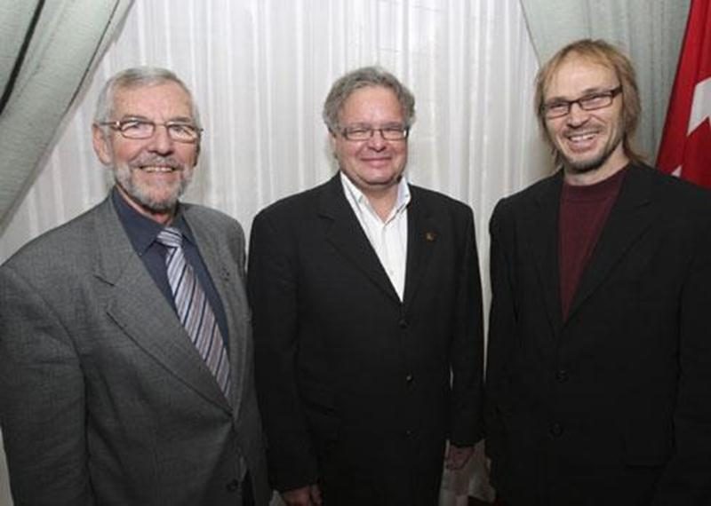 Depuis le 21 octobre, et ce, jusqu'au 3 novembre, les membres du comité organisateur de la campagne de financement de Centraide en milieu de travail font appel à la générosité des employés municipaux de la Ville de Saint-Hyacinthe. Alors que la campagne 2010 a permis de recueillir 12 900 $, on projette d'atteindre la barre des 13 000 $. On aperçoit sur cette photo Claude Bernier, maire de Saint-Hyacinthe; Daniel Laplante, directeur général de Centraide Richelieu-Yamaska et Louis Lemay, directeur