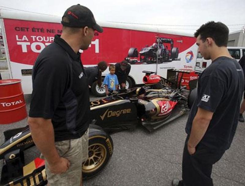 Les Maskoutains ont eu l'occasion d'admirer de près une Formule 1 de l'écurie Lotus, samedi dernier, lors du passage de la tournée estivale Total à la station-service Ultramar du boulevard Laframboise. Plusieurs curieux ont approché la bête, au cours d'une activité qui aurait certes pu profiter d'une meilleure promotion.