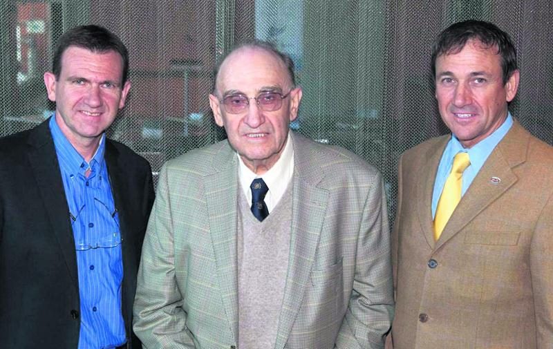 Au centre de la photo, le fondateur de la Fromagerie Damafro, Claude Bonnet en compagnie de ses fils Michel (à gauche) et Philippe. Courtoisie Le Devoir
