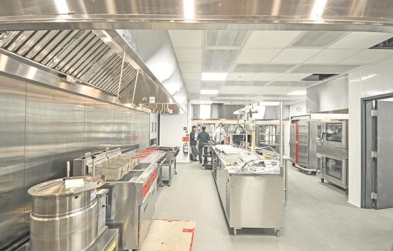 Le coin rôtisserie de la cuisine principale du centre des congrès.    Photo Ville de Saint-Hyacinthe
