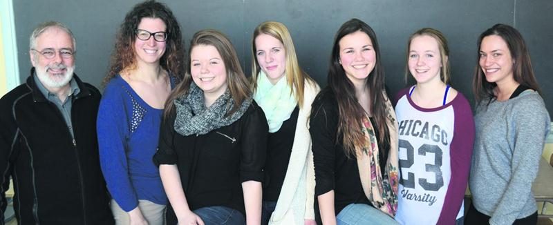 L’enseignante en éthique, Annie Roy (en bleu), lance les mercredis sans maquillage à l’école ­Casavant. Elle est entourée de Richard Gingras, éducateur spécialisé, des élèves entraidantes Audrey-Anne Gervais, Claudie Rioux, Laurie Girard, Camille Pelletier et de Claudia Vinet, ­stagiaire en éducation spécialisée.   Photo François Larivière | Le Courrier ©