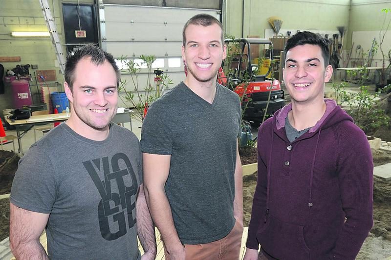 Gabriel Tessier, Gabriel Lévesque et leur entraîneur Martin St-Pierre espèrent bien ajouter une médaille d’or à leur palmarès lors du Mondial des métiers, dans la catégorie Jardinier-paysagiste. Photo François Larivière | Le Courrier ©