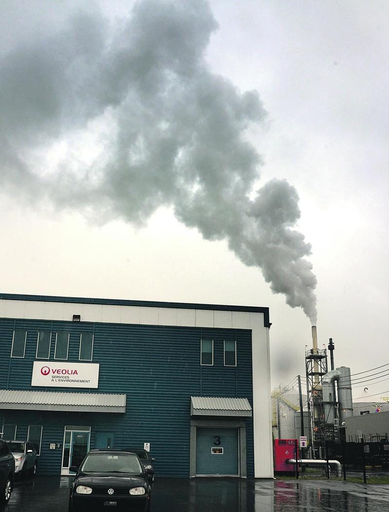 De fortes odeurs émanant de l’usine de recyclage des huiles usées de Saint-Hyacinthe, propriété du géant français Veolia, ont incommodé de nombreux citoyens. Photo François Larivière | Le Courrier ©