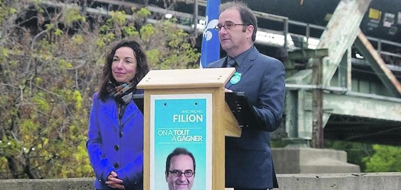 Martine Ouellet, porte-parole du Parti québécois en matière de transport, a pourfendu le projet de ­terminal pétrolier de Belledune en compagnie du candidat du Bloc québécois dans le Saint-Hyacinthe/Bagot, Michel Filion. Durant le point de presse, un convoi de brut est passé sur le pont.  Photo Bloc québécois