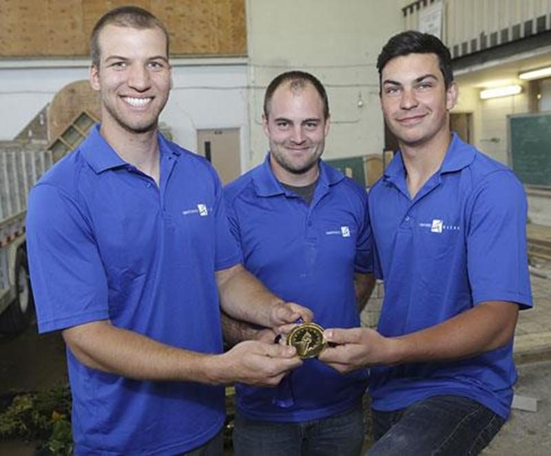 Gabriel Tessier, Gabriel Lévesque et leur entraîneur Martin St-Pierre (au centre) tenteront d'obtenir une nouvelle médaille d'or en réalisation d'aménagements paysagers aux Olympiades canadiennes de Toronto.