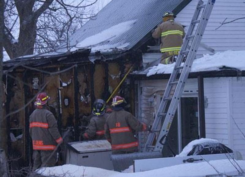Une résidence du chemin des Patriotes à Saint-Denis-sur-Richelieu a subi quelques dommages sur sa façade extérieure lorsque des décorations de Noël ont pris feu le 31 décembre. Les dégâts ont été limités par l'intervention rapide des pompiers et la résidence est toujours habitable. Le directeur du Service des incendies de Saint-Denis, Robert Phaneuf, rappelle que « même si elles sont conçues pour aller à l'extérieur, ces décorations peuvent devenir fragiles et provoquer un court-circuit ».