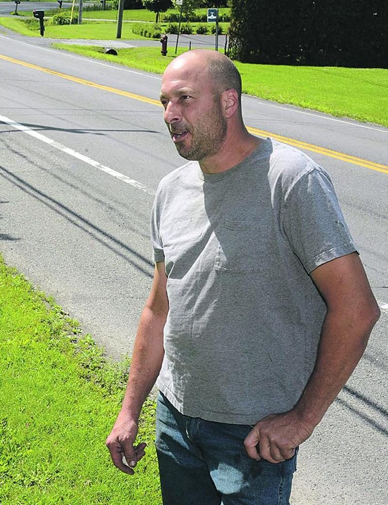 Marc Beaudoin ne peut comprendre que la Ville laisse un bout du boulevard Laframboise, à Saint-Thomas-d’Aquin, sans conduite d’égout. Photo Robert Gosselin | Le Courrier ©