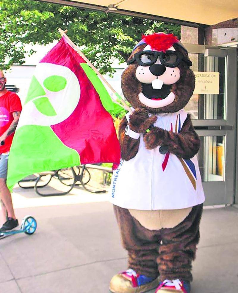 Même la mascotte Hourra a encouragé les athlètes de Richelieu-Yamaska pendant la Finale provinciale des Jeux du Québec de Montréal. Photo Courtoisie Steve Côté