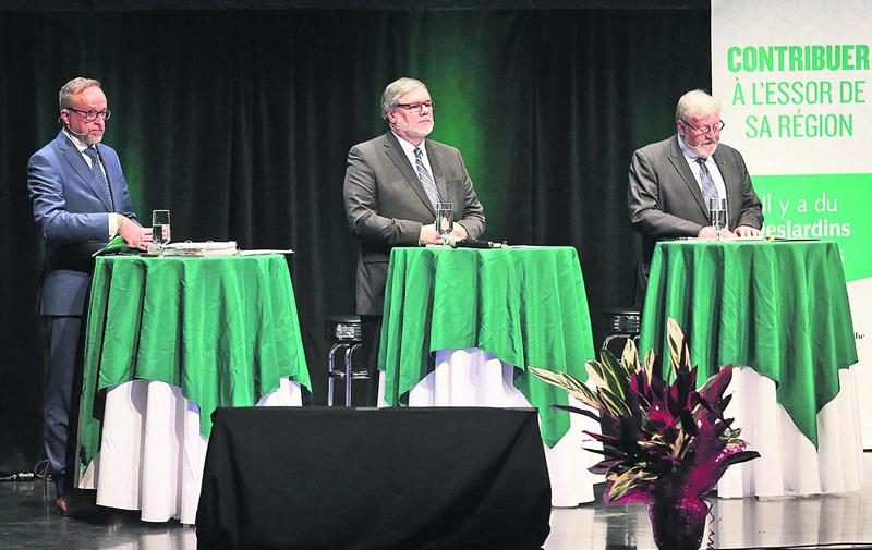 Le directeur général Serge Bossé, le président du comité de la distinction corporative Réal Brodeur et le président du conseil d’administration Mario Dussault lors de l’assemblée générale annuelle de la Caisse Desjardins de Saint-Hyacinthe le 13 avril. Photo Robert Gosselin | Le Courrier ©