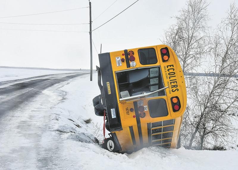 La porte d’urgence arrière a vraisemblablement permis à tout le monde de quitter l’autobus après l’accident.  Photo François Larivière | Le Courrier ©
