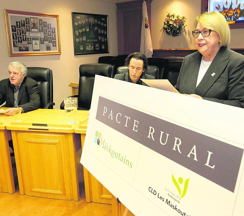 Le maire de Sainte-Hélène-de-Bagot, Yves Petit, la préfet de la MRC des Maskoutains, Francine Morin et l’agent de développement rural, Steve Carrière, ont procédé au lancement d’un nouvel appel de projets dans le cadre du Pacte rural. Photo Robert Gosselin | Le Courrier ©