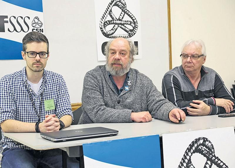 Le président du Syndicat des travailleuses et travailleurs du Centre intégré de santé et services sociaux de la Montérégie-Est - CSN, Daniel Laroche, le président de la Fédération de la santé et des services sociaux - CSN, Jeff Begley, et le vice-président du conseil central Montérégie - CSN, Michel Daigle, ont tenu un point de presse après leur visite à l’Hôtel-Dieu de Saint-Hyacinthe.   Photo Robert Gosselin | Le Courrier ©