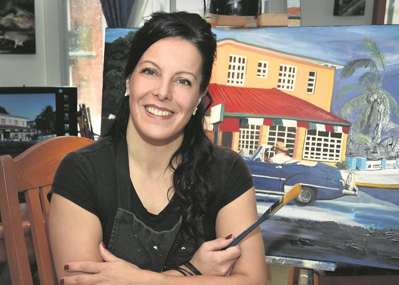 Lorsqu’elle peint, Julie Marie-Claude Lemaire rentre dans sa bulle, et écoute en boucle une chanson qui l’inspire, de préférence à plein volume!  Photo François Larivière | Le Courrier ©