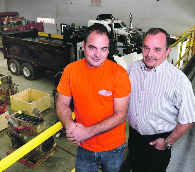 De gauche à droite, Kévin Lussier, copropriétaire de KC Diesel et Jean-Guy Dubé, propriétaire de la bâtisse où loge l’entreprise industrielle. Photo François Larivière | Le Courrier ©