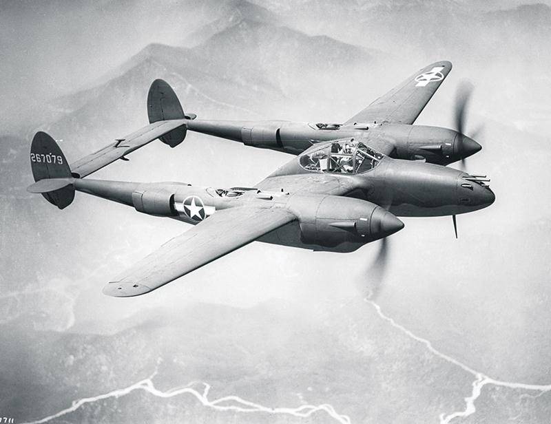 Photo d’archives d’un P-38 en vol. C’est ce chasseur que l’équipe de Salazar et McBride tentera de récupérer au Groenland. Largement utilisé par les Américains pendant la Seconde Guerre mondiale, les Allemands le surnommaient le « diable à la queue fourchue ». Photo Lockheed Martin
