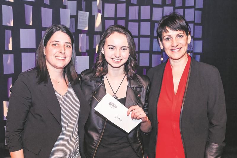 De gauche à droite : Anne Lemieux, technicienne en loisirs; Alexia Langis, récipiendaire du 1er prix; et Line Robillard, directrice adjointe à la direction des études et de la vie étudiante au Cégep de Saint-Hyacinthe.  Photo Michael Turcotte