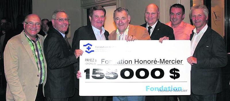 De gauche à droite : Yves Côté, Côté Plume; le Dr Gilles Brien, président de la Fondation Honoré-Mercier; Jean Sylvestre, de BMO-Banque de Montréal; Réal Laflamme, de la Ferme Roflamme; André Cécyre, du Salon de l’agriculture; Stéphane Arès, de VIA Capitale Affaires; et Réjean Blanchette, administrateur de la Fondation Honoré-Mercier. Absents sur la photo ; Germain Blanchard, administrateur de la Fondation Honoré-Mercier; et Me Isabelle Doyon, de la Fondation Honoré-Mercier.