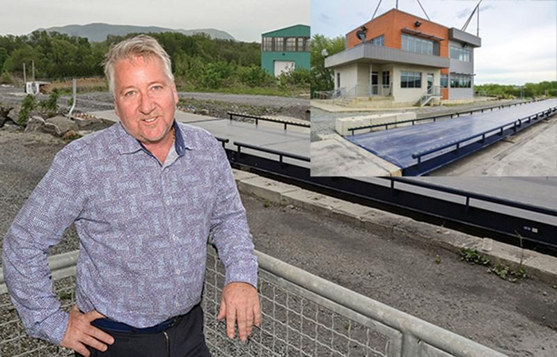 Patrick Dillaire, président de DDI centre de tri, n’est pas peu fier de sa récente acquisition du côté de Saint-Pie. Une toute nouvelle balance pour la pesée des poids lourds a été installée devant ce qui servira de siège social à l’entreprise.