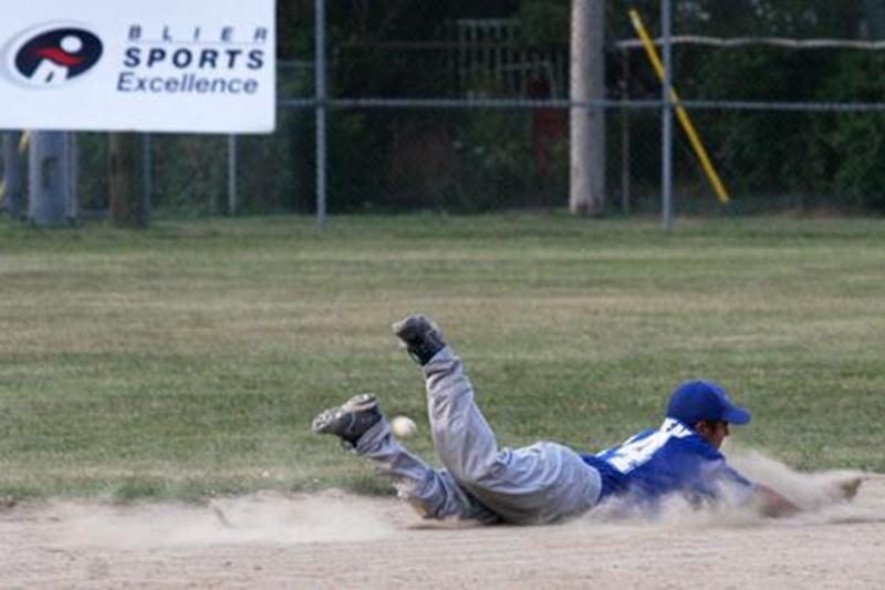 Les Dogders de Saint-Hyacinthe ont perdu 11-1 contre les Orioles de Montréal. L'alignement de la troupe d'André Smith est réduit à huit joueurs réguliers en raison des blessures et des suspensions.