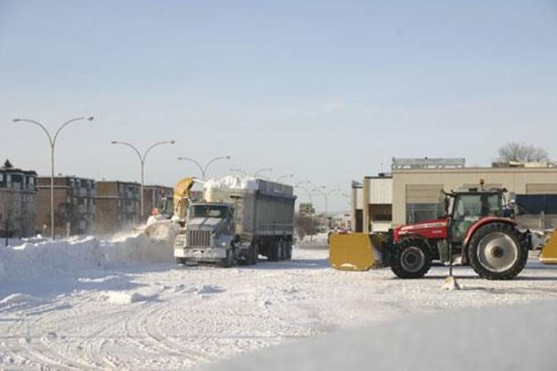 Les pratiques de déneigement des Galeries St-Hyacinthe continuent d'alimenter la controverse.